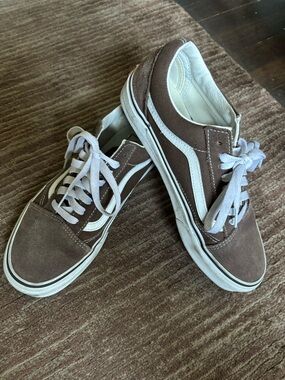 Vans Brown Suede Low-Top Sneakers with White Stripe Unisex Men’s 7 / Women’s 8.5
